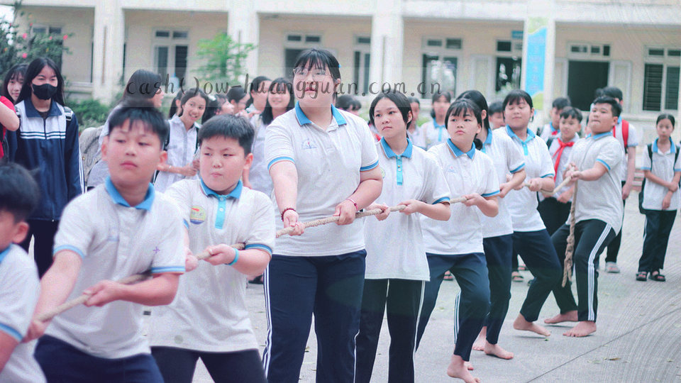 一条横向时间窗，窗内三个节点分别代表发布、同步、生效，节点之间以金色箭头连接